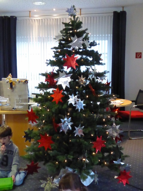 Klasse 1 schmückt den Weihnachtsbaum bei der Volksbank Winterborn